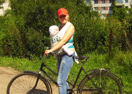 в слинге на велосипеде